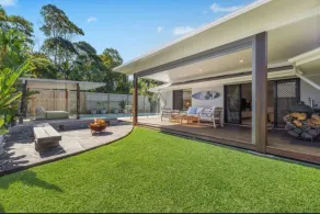 Family home with pool - Image 3