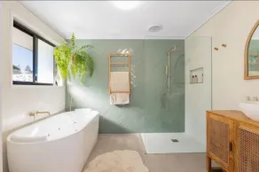 Family home with pool - Image 2