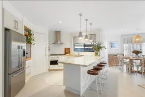 Family home with pool - Image 4