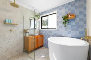 Family home with pool - Image 5