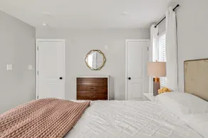 Chic pet-friendly bungalow - Image 5