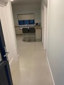 King size bed, private bathroom, free parking - Image 3