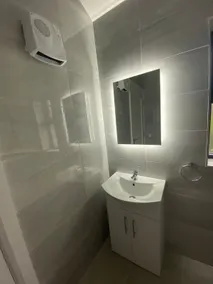 King size bed, private bathroom, free parking - Image 2