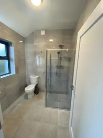 King size bed, private bathroom, free parking - Image 5