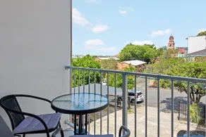 New Farm Nest! 2bed/1bath/2car/balcony - Image 2