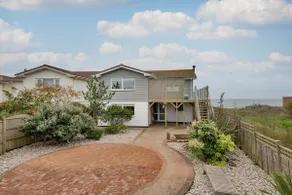 Stunning Seafront house. - Image 2