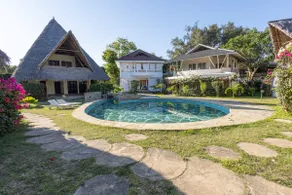 Stylish Beachfront Villa: King Bed ~ Pool ~ View - Image 2