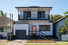 Newcastle Escape 4-Bedroom House - Image 2
