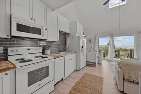 Tranquil Oceanfront Retreat for Beach Lovers - Image 5