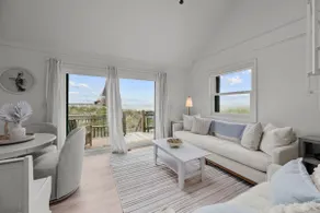 Tranquil Oceanfront Retreat for Beach Lovers - Image 2