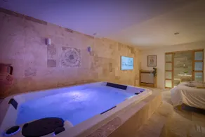 Luxurious apartment with hot tub. - Image 2