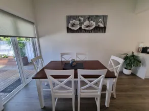 Bar Beach Retreat - Image 4
