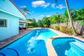 Heated Pool + Hot Tub! Close To Beach & Shops! - Image 2
