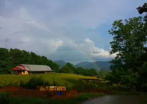 Peaceful-Mountains-Hiking-Asheville-Full Kitchen - Image 3