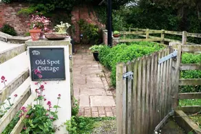 Lovely cottage with sunny garden sleeps 6 - Image 3