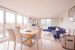 Modern 2 Bed Flat in Battersea Close to Transport - Image 3