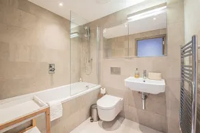 Modern 2 Bed Flat in Battersea Close to Transport - Image 2