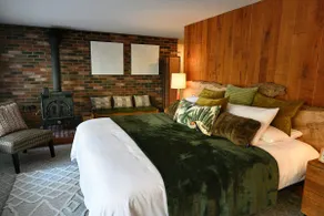 Ledge House Vintage Retreat | Hot Tub & Fire Pit - Image 4