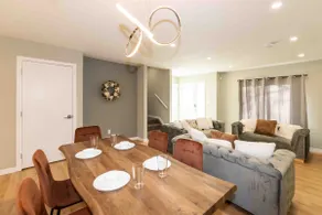 *Heart of Edmonton*Vibe Only! Sleep8/Pet Friendly - Image 2