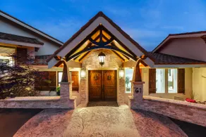 Luxury Tuscany Lakefront Villa - Image 3