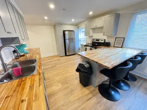 The Blue House: A Cozy Downtown Getaway w/Parking - Image 3