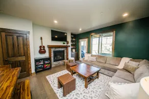 Luxe Townhouse in the Pines, Modern Mountain Charm - Image 3