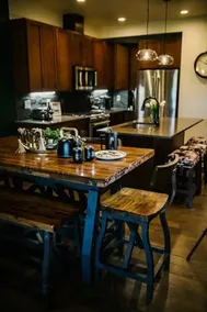Luxe Townhouse in the Pines, Modern Mountain Charm - Image 2