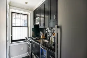 Charming 2-Bedroom little Italy - Image 5