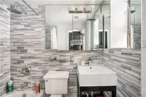 Charming 2-Bedroom little Italy - Image 3