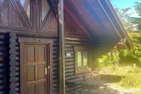 Cozy log cabin with sea spray by the beach - Image 4