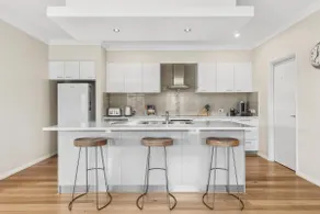 Modern Family Oasis Close to Town and the Beach - Image 5