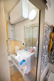 Comfortable 2BR Garden Apt with AC & Free Parking - Image 5