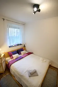 Comfortable 2BR Garden Apt with AC & Free Parking - Image 4