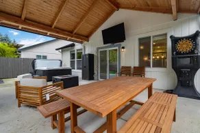 Modern and Bright Family Home - Image 5