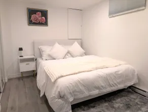 Stylish & Modern 1BR - FREE Parking & EV Charger - Image 3