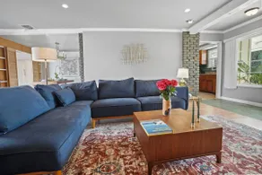 Spacious Home w/fireplace, 10 min 2 Universal - Image 3