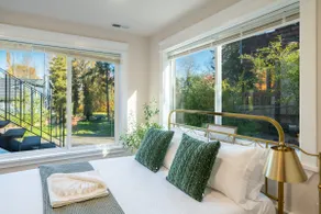 Spacious 4b2b house / Partial lake views/ Backyard - Image 2