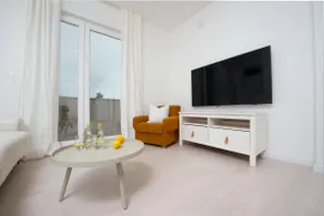 Fully renovated 1.5-bedroom apartment - Image 2