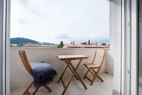 Fully renovated 1.5-bedroom apartment - Image 3