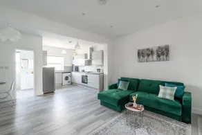 Cozy Downtown Apartment - Image 4