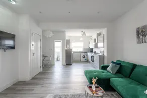Cozy Downtown Apartment - Image 5