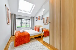 Stylish Henley Crew House - Image 5