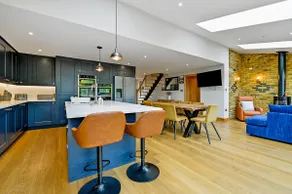 Stylish Henley Crew House - Image 3