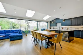 Stylish Henley Crew House - Image 2