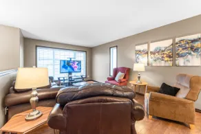 Executive 5 bdrm 3 ba House - Image 5