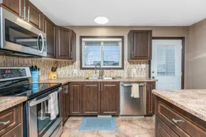 Executive 5 bdrm 3 ba House - Image 3