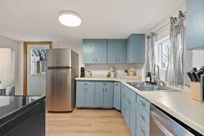 Cottage by Lakes | Parking + Backyard | 4 min DT - Image 4