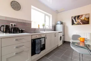 Stylish 1-Bed Apartment Near Watermead Park - Image 3