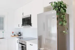 Clean modern suite, parking - Image 4