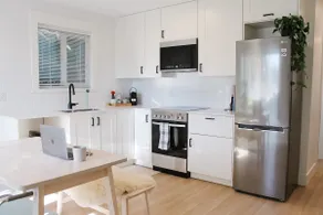 Clean modern suite, parking - Image 2